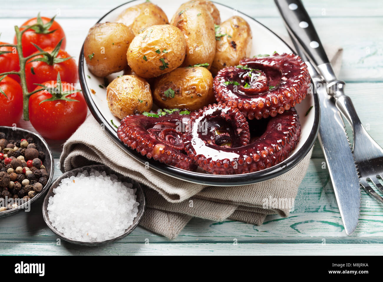 Polpo alla griglia con patate piccole con erbe e spezie Foto Stock