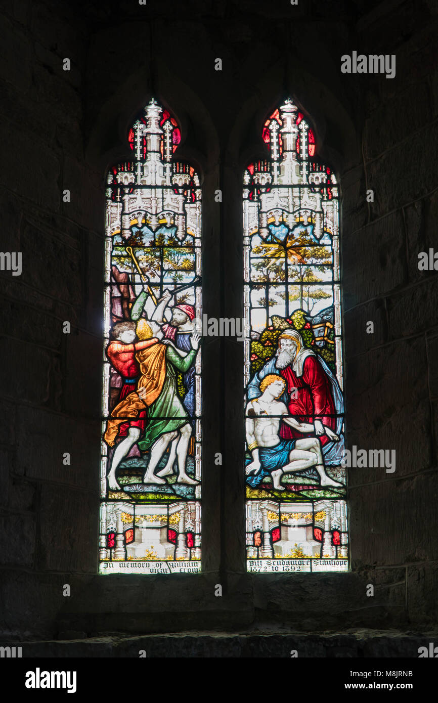 Vetrata raffigurante il Buon Samaritano di Edward Frampton. saint Cuthbert Church Holme Lacy Herefordshire UK. Marzo 2018 Foto Stock