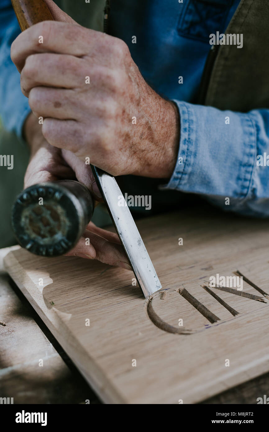 Segno personalizzato maker falegname artigiano in Inghilterra Foto Stock