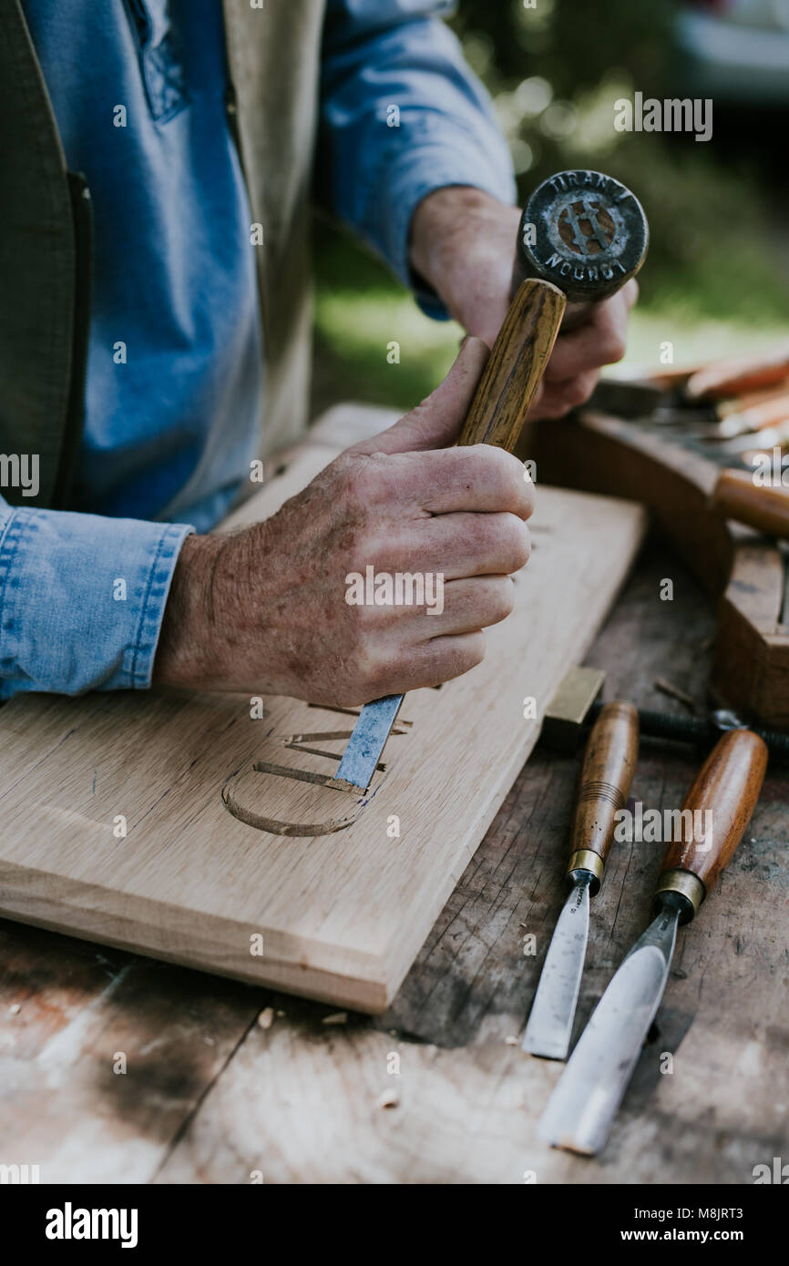 Segno personalizzato maker falegname artigiano in Inghilterra Foto Stock