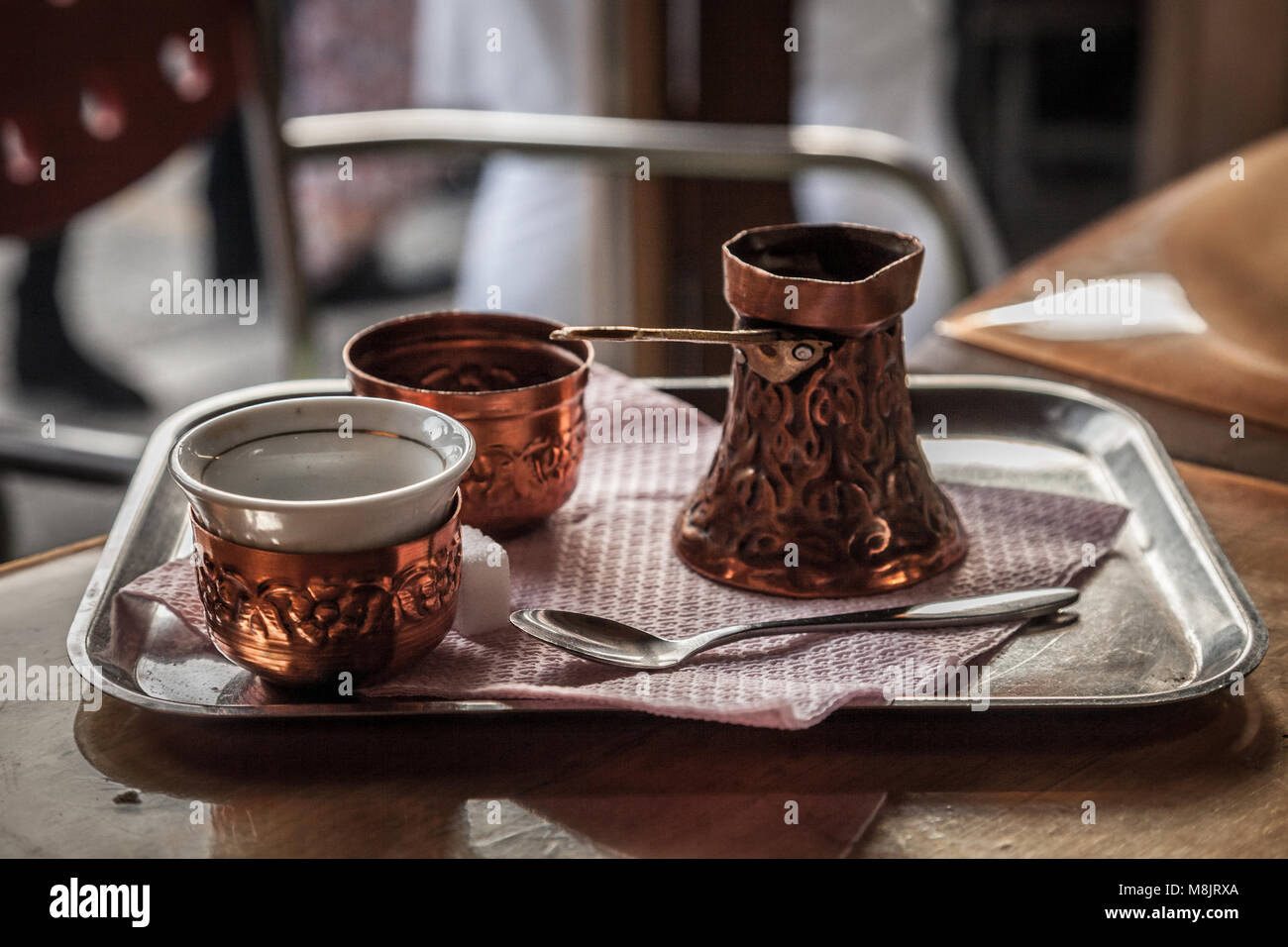 Bosniaco Caffettiera, noto anche come Dzezva, preso in una caffetteria di Sarajevo. Un Dzezva o cezve è un vaso progettato in modo specifico per fare dei turchi o caffè bosniaco Foto Stock