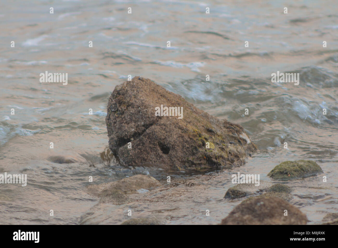 Aiguas Blanques Agua blanca Ibiza spiaggia con acque turchesi sulla sabbia di una spiaggia sul mare, onda morbida e solare di abbagliamento. Foto Stock