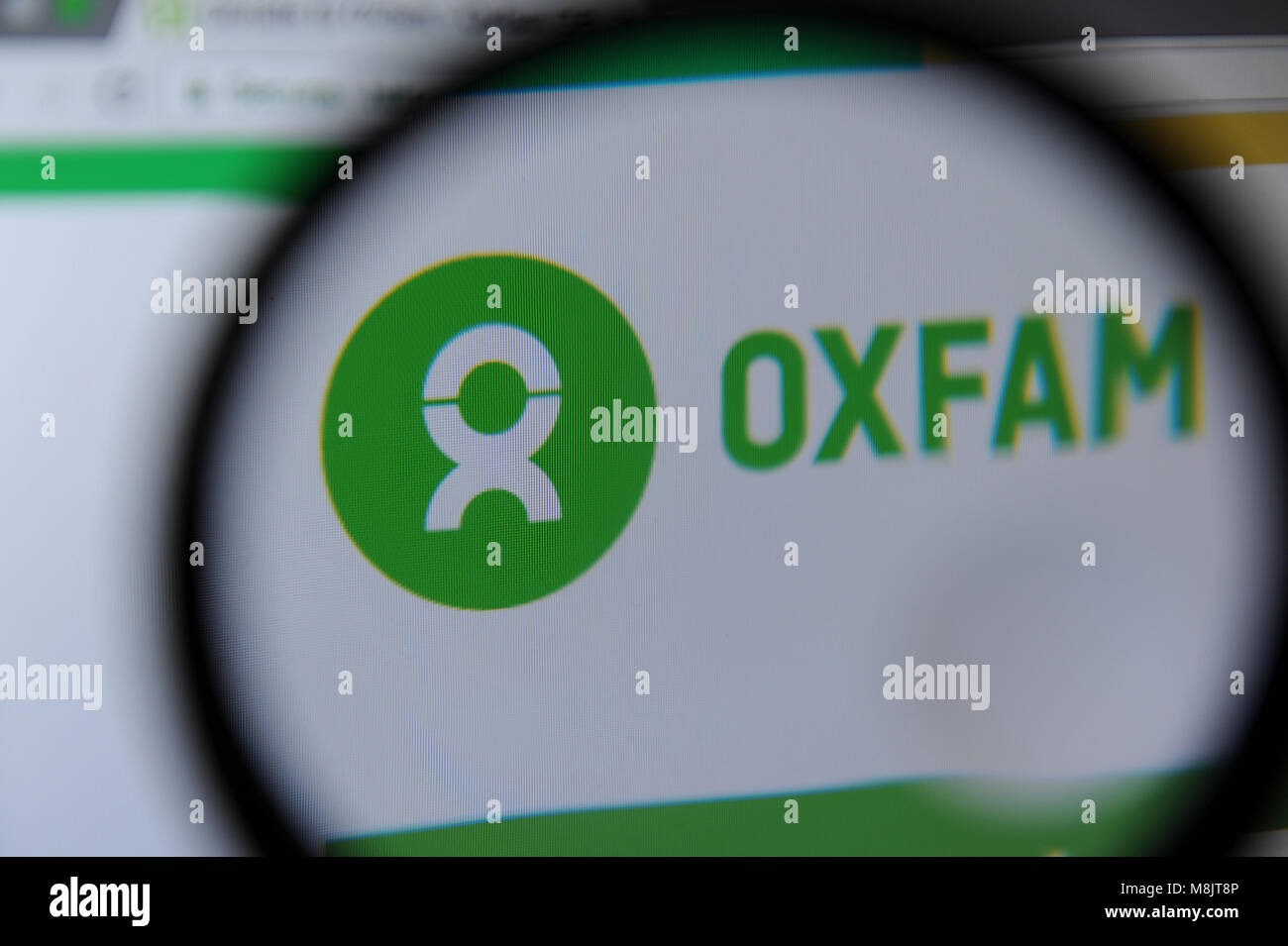 Il sito web Oxfam visto attraverso una lente di ingrandimento Foto Stock