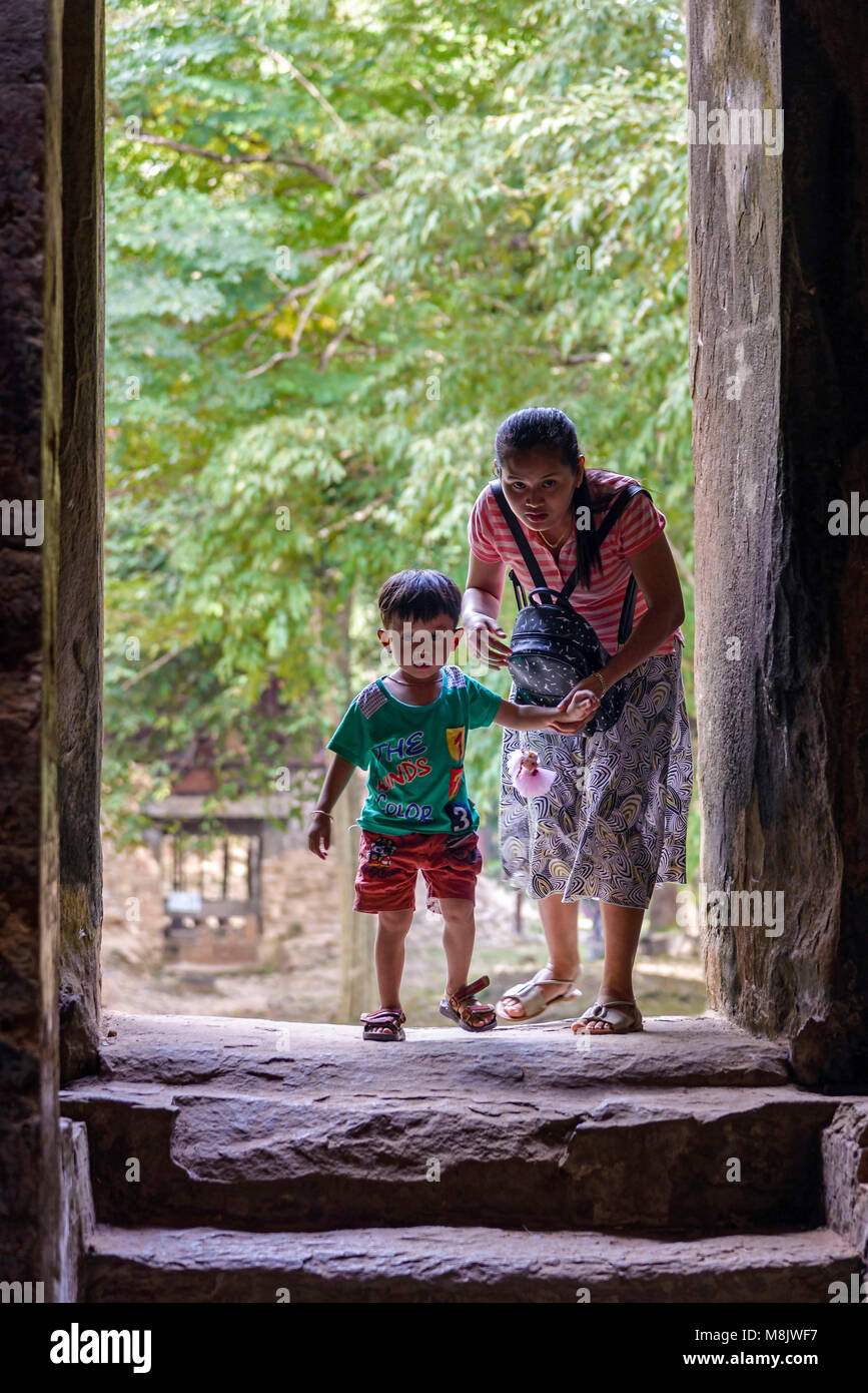 Sambor Prei Kuk, Cambogia - Gennaio 01, 2017: la madre e il figlio di entrare in Prasat Yeay Poan tempio anciente Foto Stock