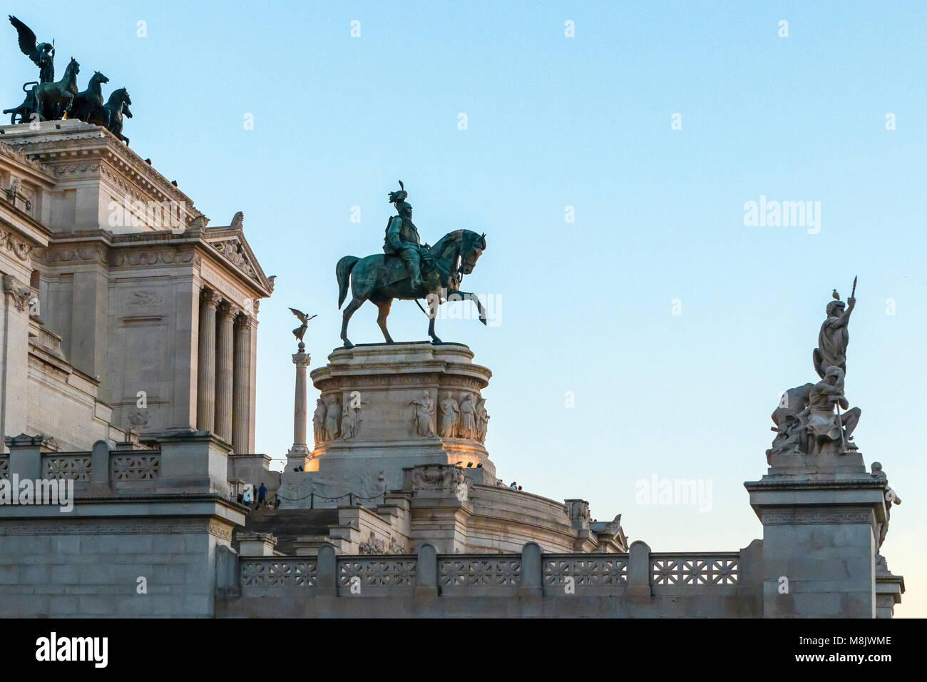 Vista laterale dell Altare della Patria a Roma con la dea Victoria a cavallo su quadrigas e una scultura equestre di Vittorio Emanuele Foto Stock