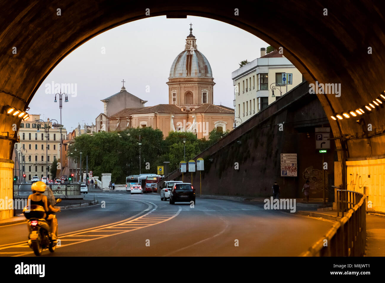 Traforo Umberto tunnel di traffico a Roma con vista della cupola di San  Giovanni dei Fiorentini Foto stock - Alamy