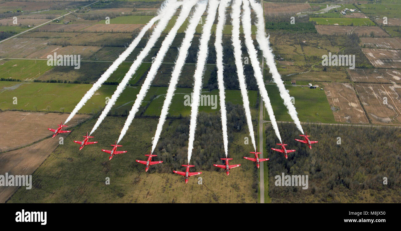 Le frecce rosse (RAF Aerobatic Team) sorvolo Ontario, Canada Foto Stock