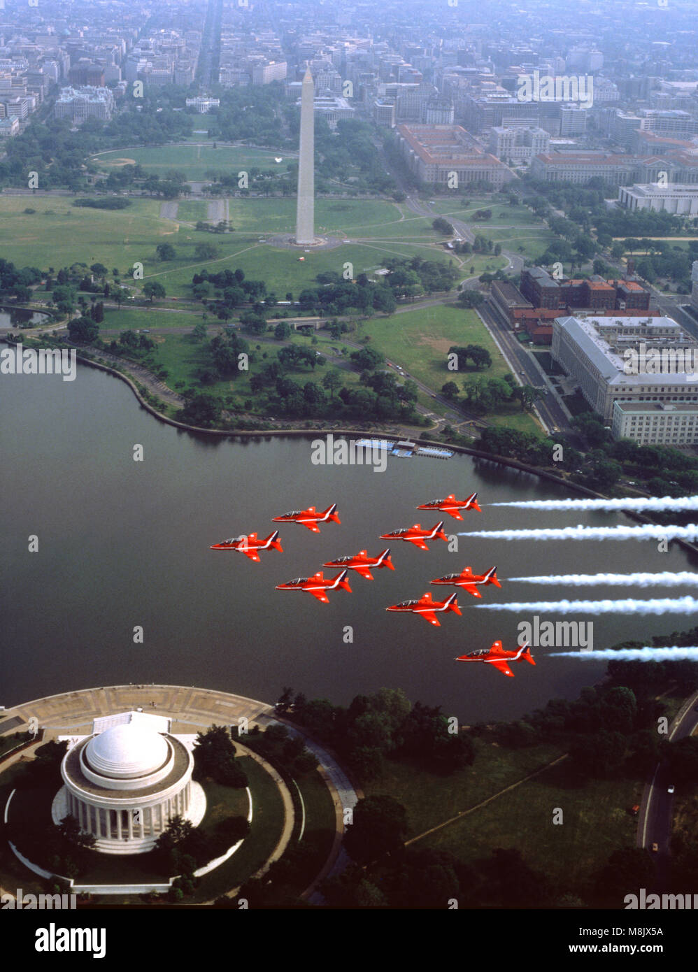 Raf Aerobatic Team, le frecce rosse, sorvolando il Jefferson Memorial,e il Monumento di Washington, Washington D.C. Stati Uniti d'America. Foto Stock
