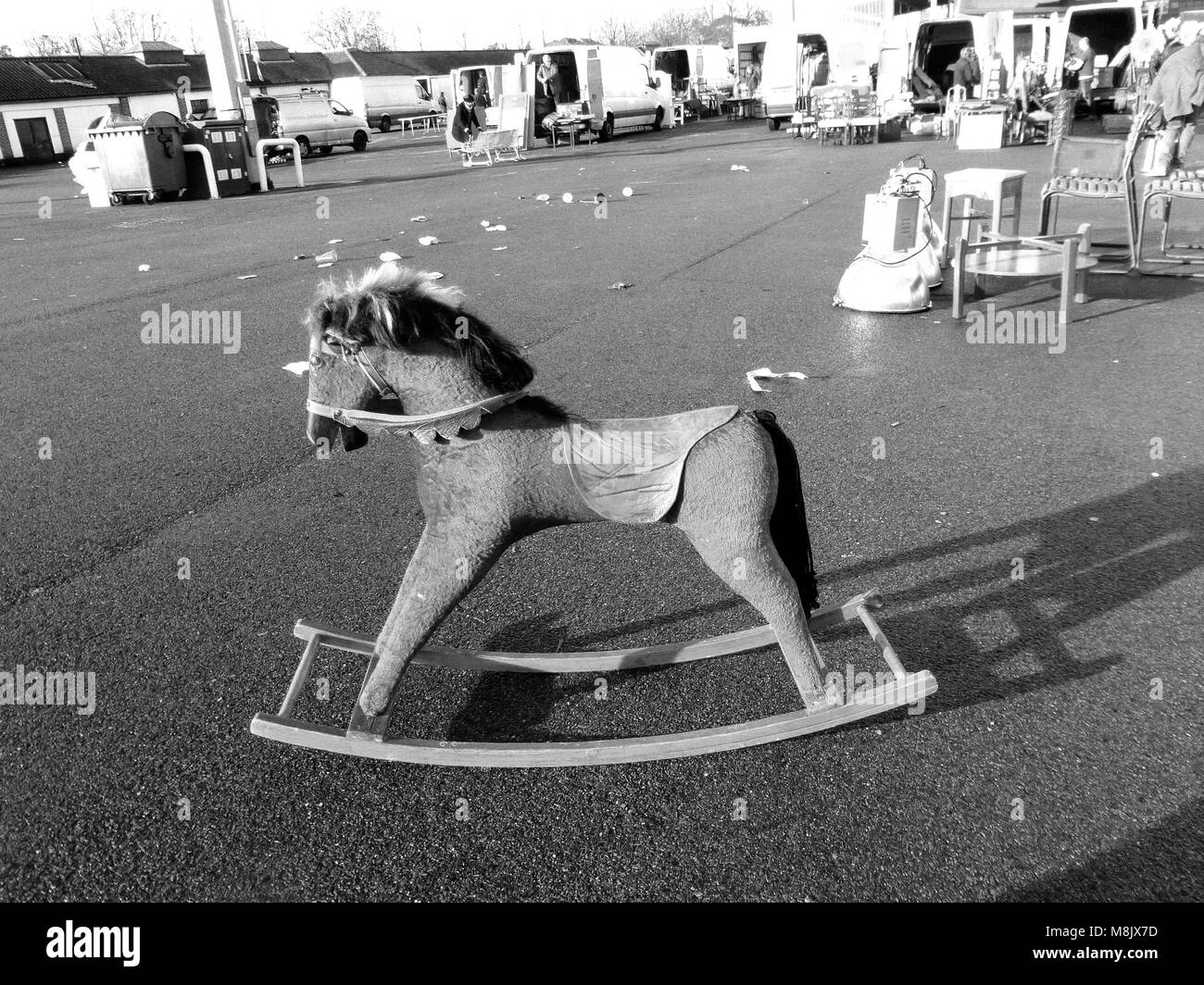 Un di legno cavallo a dondolo a Londra il famoso Sunbury antico mercato, Inghilterra Foto Stock