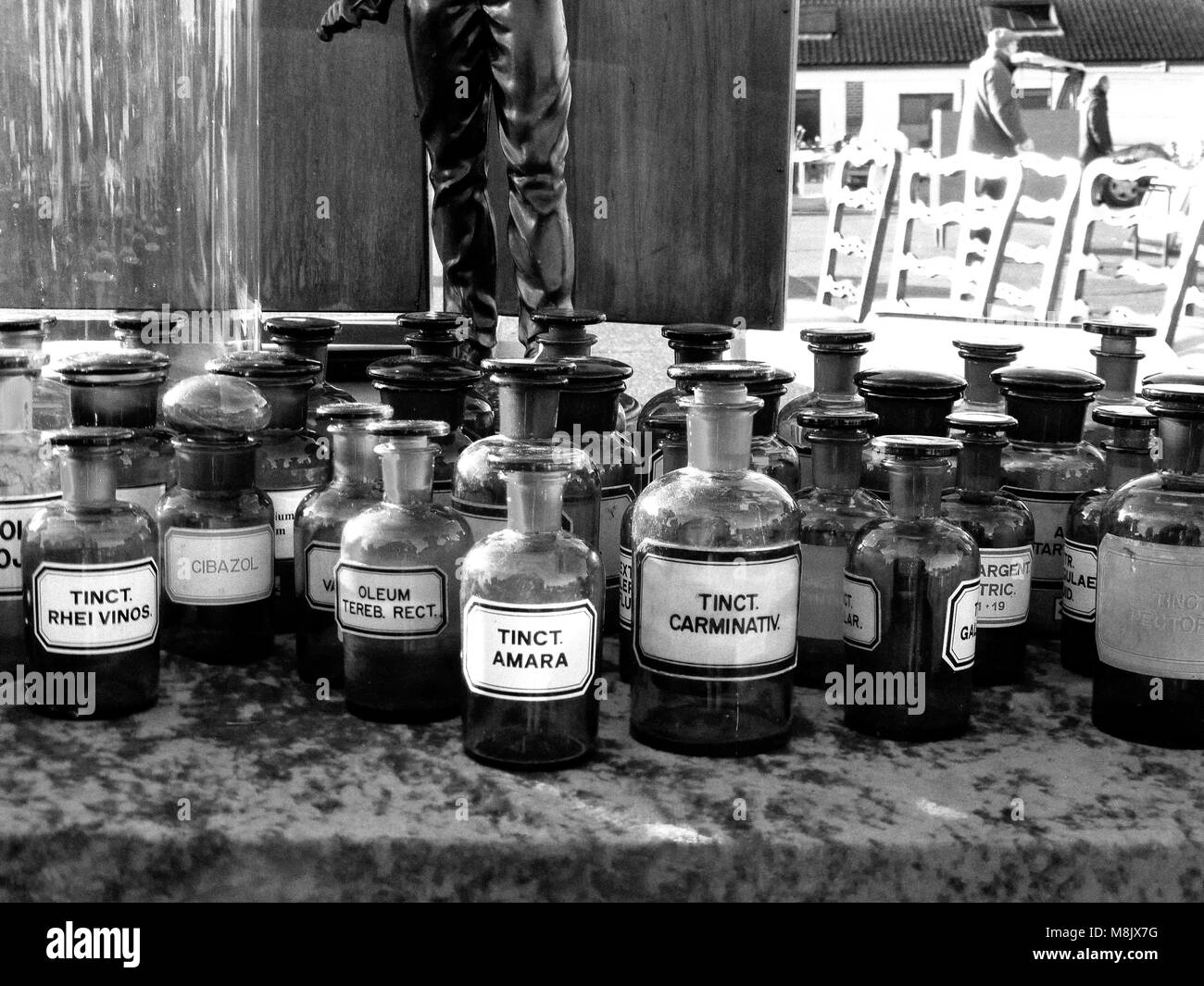 Vecchio vetro Bottiglie di medicina a Londra il famoso Sunbury antico mercato, Inghilterra Foto Stock