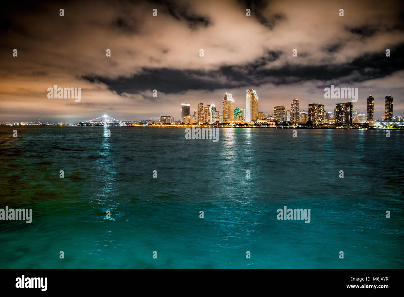 San Diego skyline e baia vista di notte con le nuvole, cielo scuro e la luce degli edifici Foto Stock