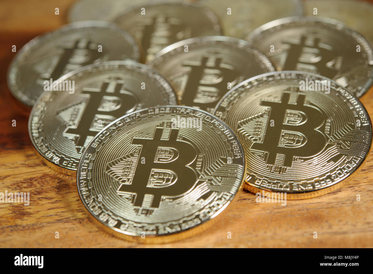 Bitcoins sulla scrivania in legno Foto Stock