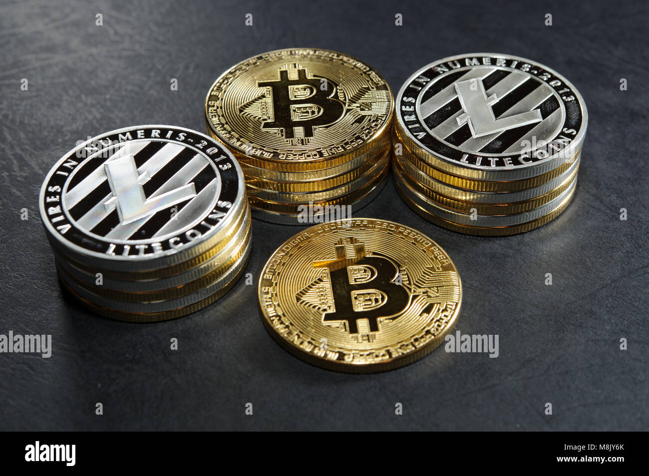 Tre stack di cryptocurrency monete con singolo bitcoin Foto Stock