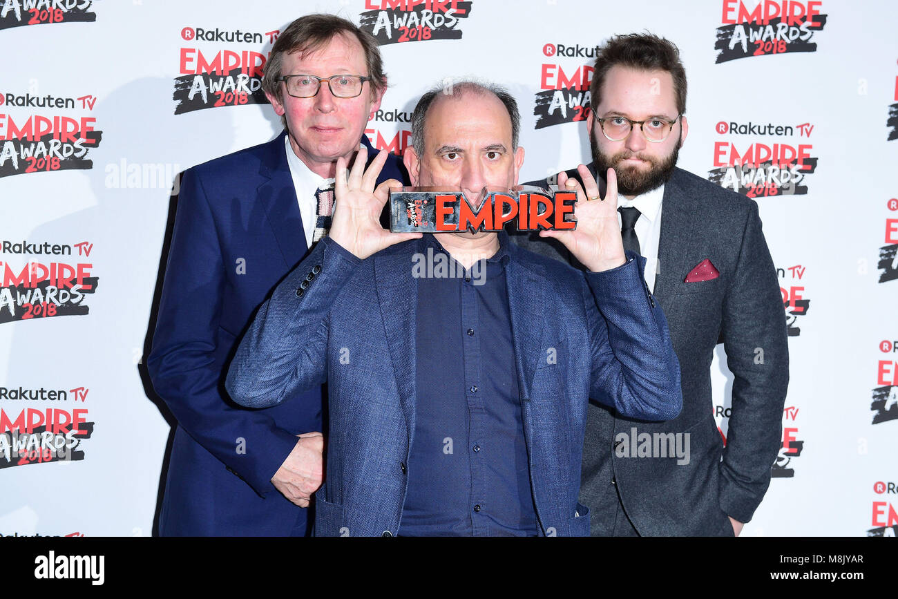 Kevin Loader, Armando Iannucci e Peter borsisti con il premio per la migliore commedia, la morte di Stalin, a Rakuten TV Empire Film Awards alla Roundhouse di Londra. Foto Stock