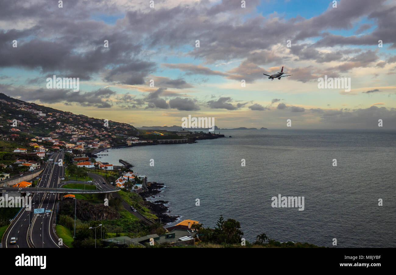 Vista sull'aeroporto di Funchal con piano di sbarco Foto Stock