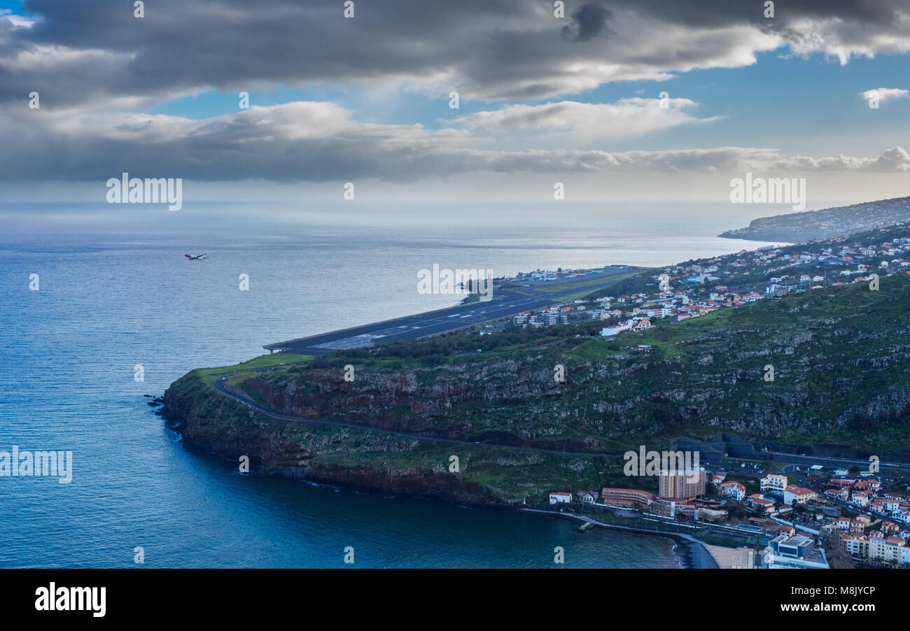 Vista sull'aeroporto di Funchal con piano di partenza Foto Stock