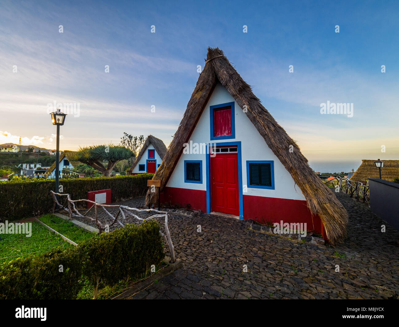 Tipica di Madeira case tradizionali a Santana, di Madera Foto Stock