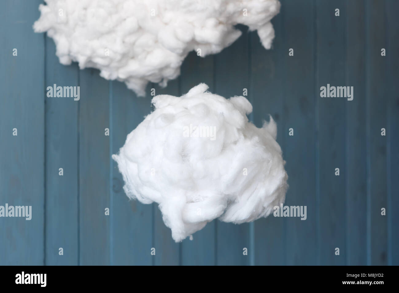 Cotone lana di due cloud contro sfondo blu Foto Stock