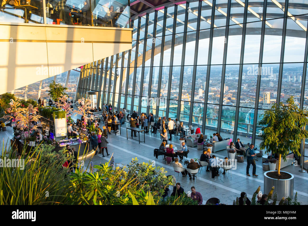 Le persone che si godono la spettacolare Sky Garden situato al piano attico di 20 Fenchurch Street grattacielo, dispone di un bar e di una splendida vista di Londra Foto Stock