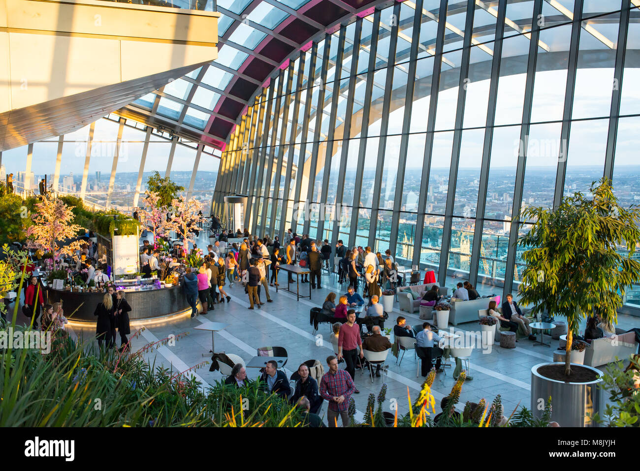 Le persone che si godono la spettacolare Sky Garden situato al piano attico di 20 Fenchurch Street grattacielo, dispone di un bar e di una splendida vista di Londra Foto Stock