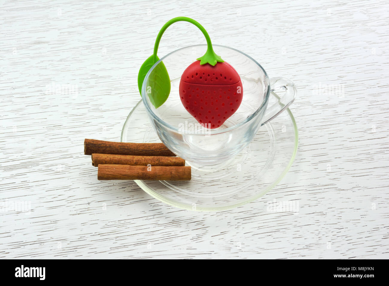 Svuotare tazzina con silicone di foglia di tè in filtro a forma di fragola e cannella Foto Stock