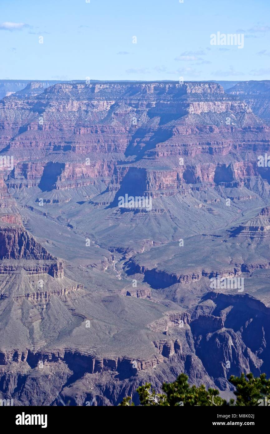 Parco Nazionale del Grand Canyon, AZ, Stati Uniti d'America: vista del Canyon dall'estremità occidentale del South Rim Trail, tra eremita di riposo e il villaggio di Grand Canyon. Foto Stock