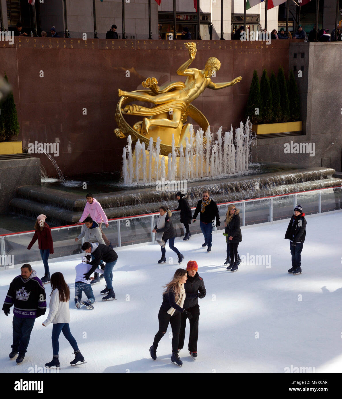 Pattinatore su ghiaccio al Rockefeller Center di New York City Foto Stock