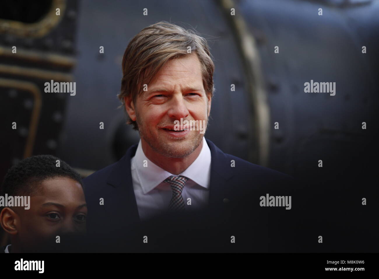 Berlino, Germania. Xviii Mar, 2018. Berlino: La prima mondiale di "Jim Knopf e Luca il macchinista' di fronte al Sony Center di Potsdamer Platz. La foto mostra l'attore Henning Baum e Salomone Gordon sul tappeto rosso. Credito: Simone Kuhlmey/Pacific Press/Alamy Live News Foto Stock