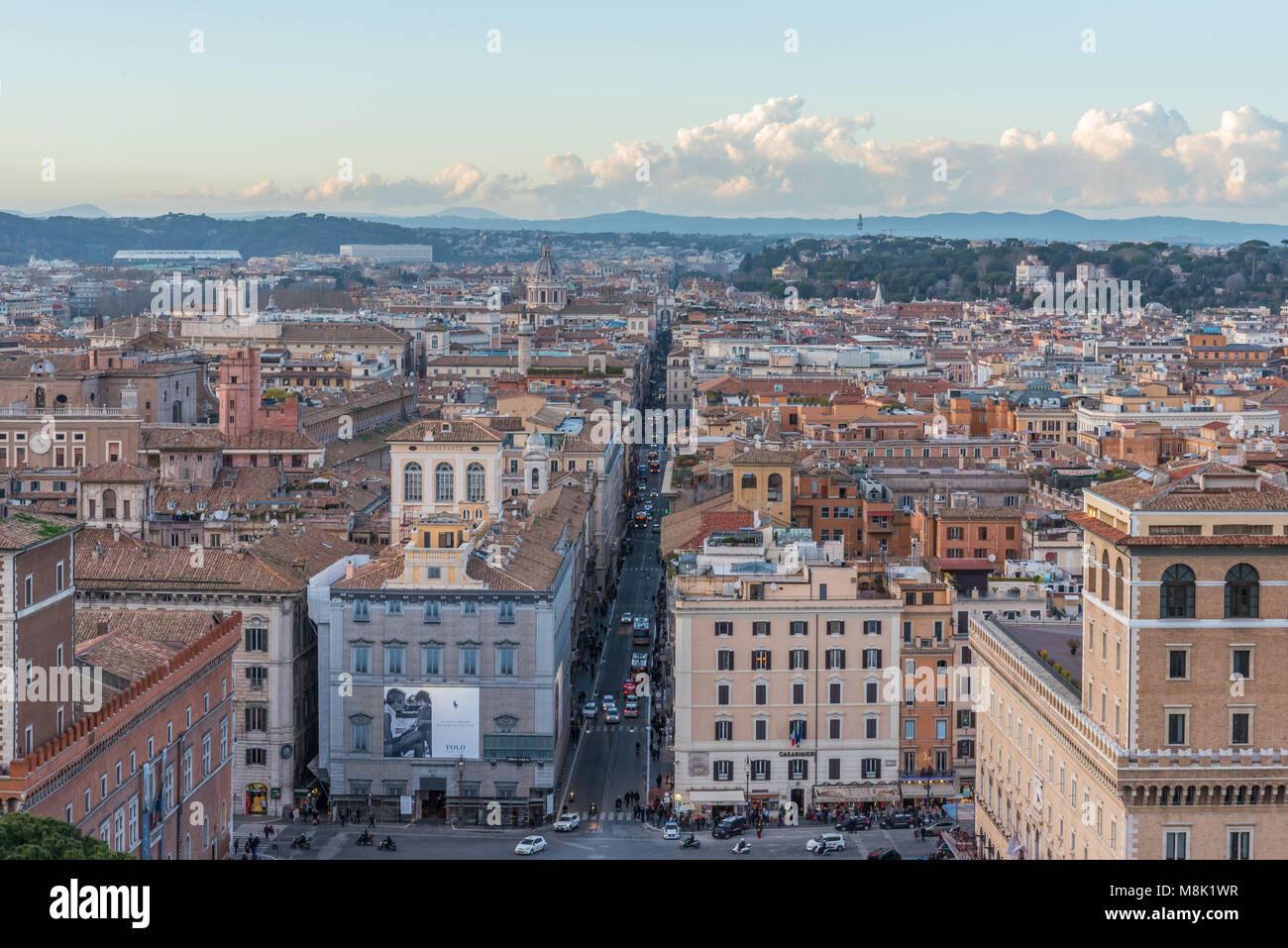 Roma, Italia - Il paesaggio urbano dal Vittoriano, nel centro di Roma, conosciuto anche come 'Altare della Patria", con Fori Imperiali rovine Foto Stock