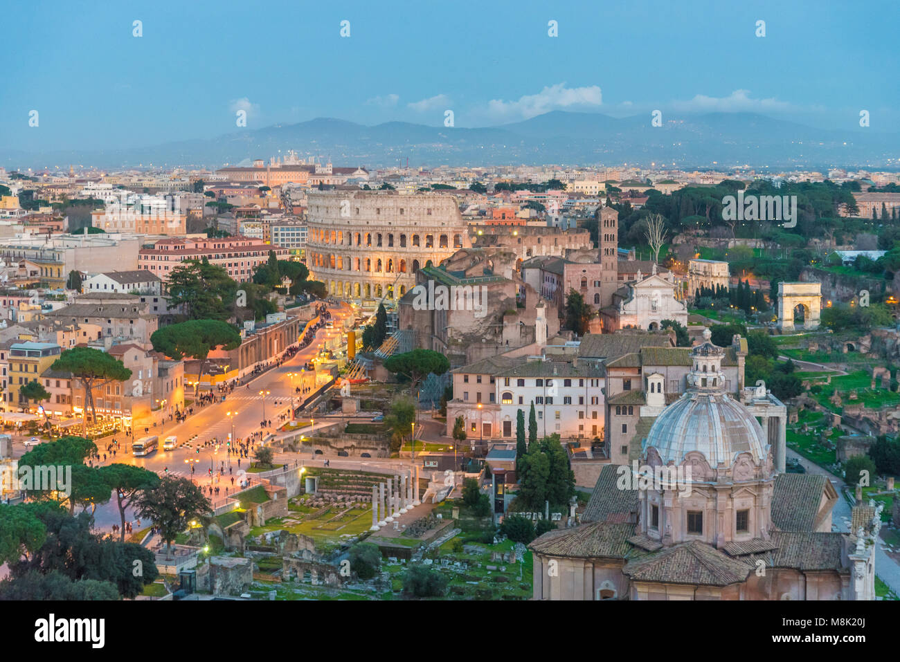 Roma, Italia - Il paesaggio urbano dal Vittoriano, nel centro di Roma, conosciuto anche come 'Altare della Patria", con Fori Imperiali rovine Foto Stock