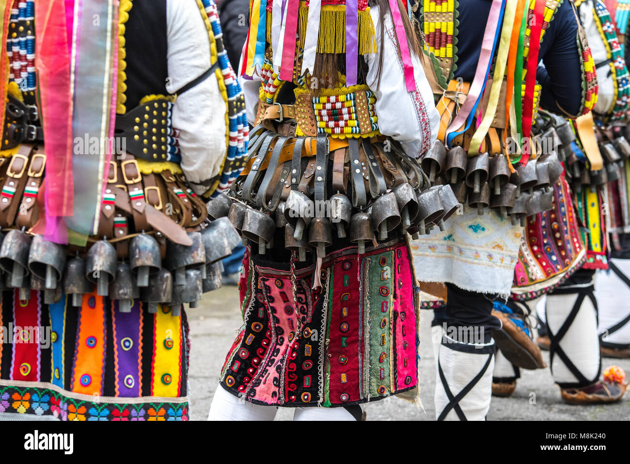 Persone in tradizionale carnevale costumi kuker al festival Kukeri kukerlandia Yambol, Bulgaria Foto Stock