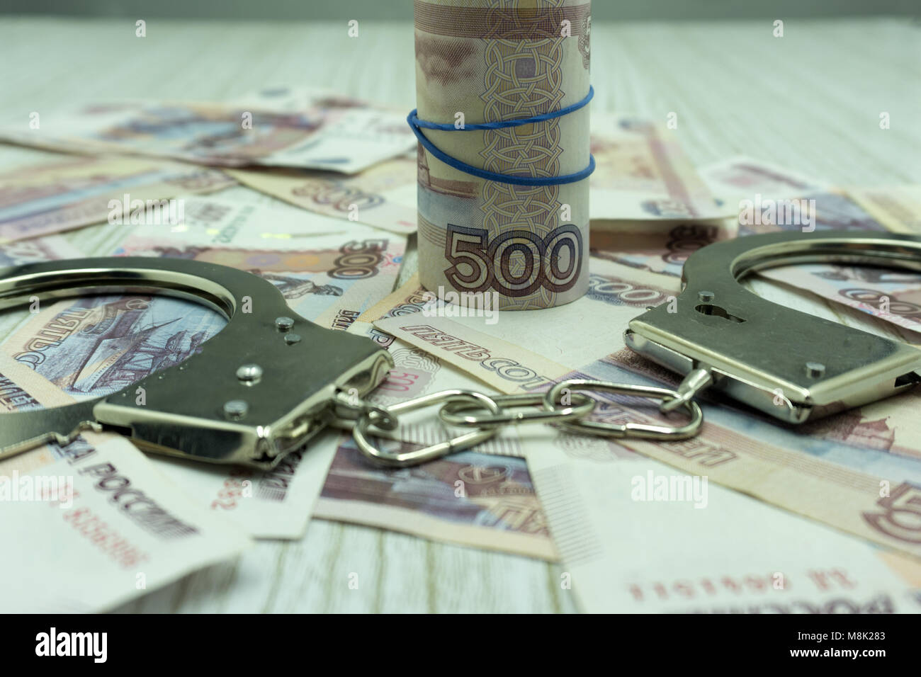 Molti soldi ucraino grivna. Manette sul denaro. La corruzione in Ucraina. La lotta contro la corruzione. La prova fisica della corruzione in governme Foto Stock