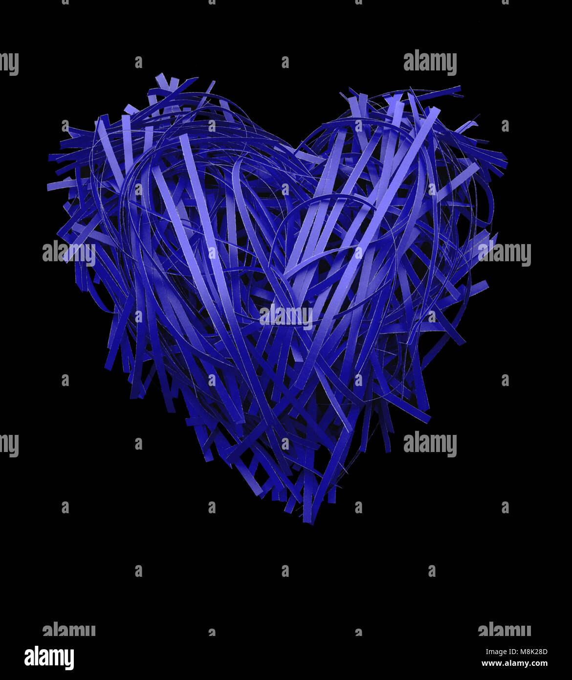 Shredded forma di cuore simbolo su sfondo nero Foto Stock
