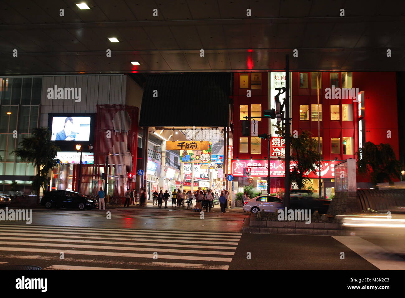 I turisti al semaforo svincolo per Osaka Shinsaibashi strada dello shopping di notte. Shinsaibashi è una popolare destinazione per lo shopping di Osaka in Giappone. Foto Stock
