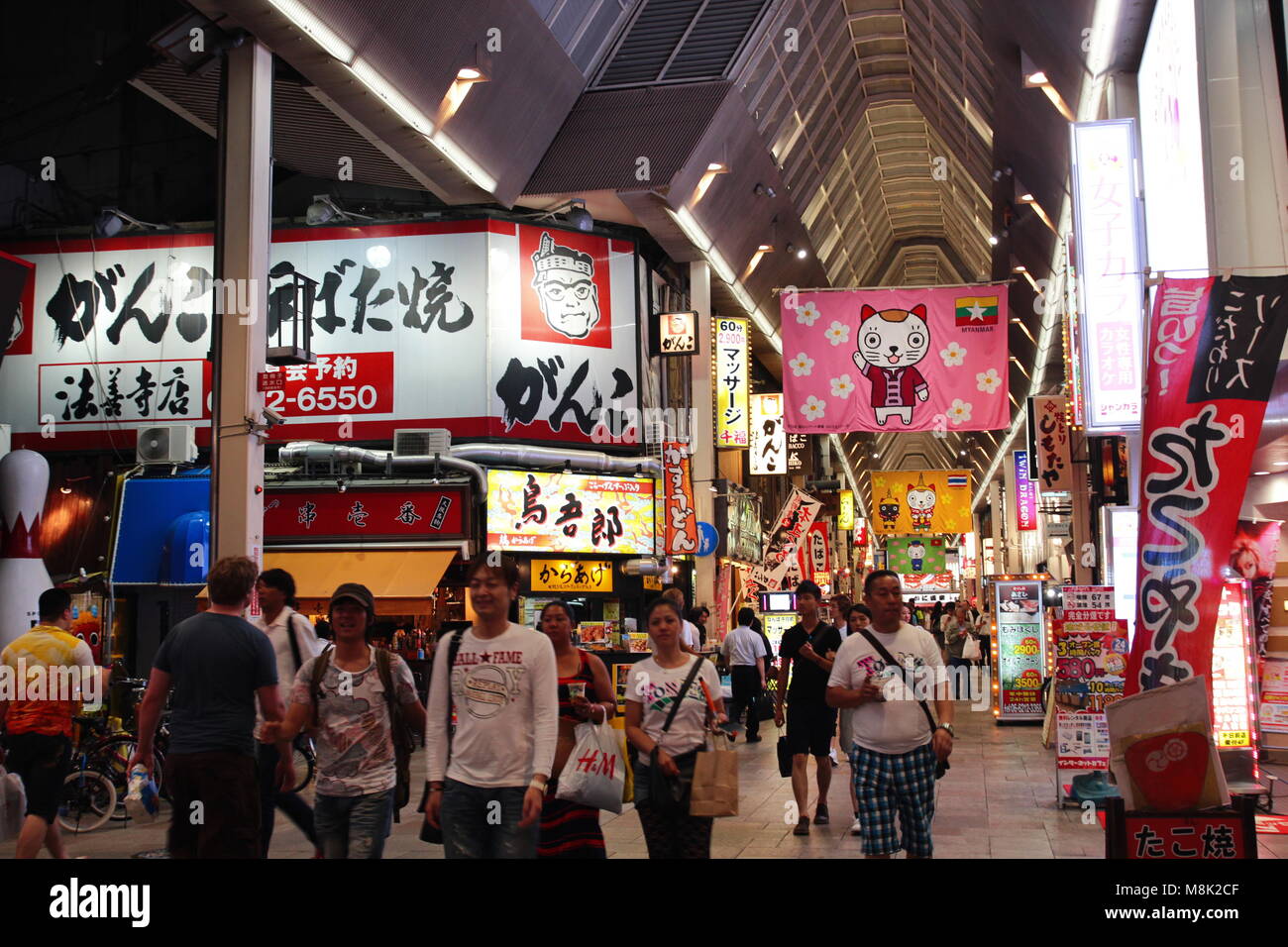 I turisti e i locali Shop a Osaka Shinsaibashi shopping street Foto Stock