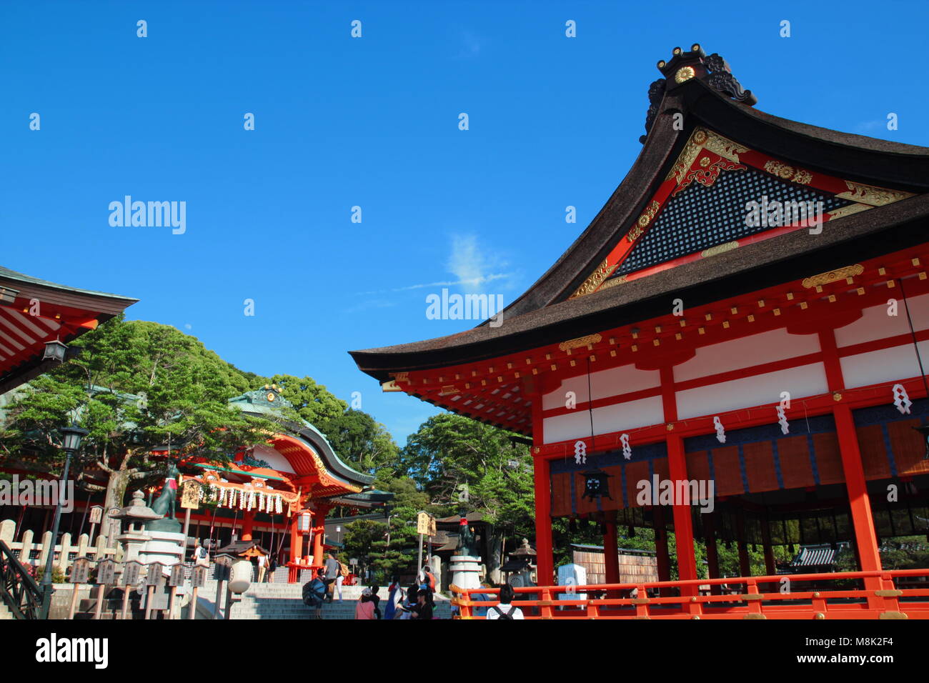 Fushimi Inari Santuario, è il santuario di testa di Inari, situato in Fushimi-ku, Kyoto, Giappone. È famoso per le sue migliaia di vermiglio torii gates Foto Stock