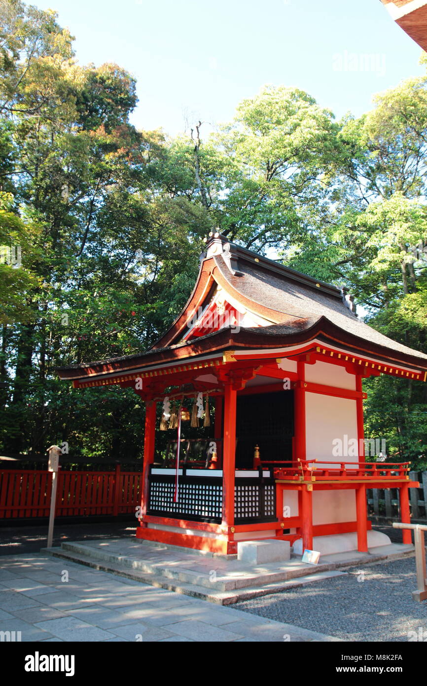 Fushimi Inari Santuario, è il santuario di testa di Inari, situato in Fushimi-ku, Kyoto, Giappone. È famoso per le sue migliaia di vermiglio torii gates Foto Stock
