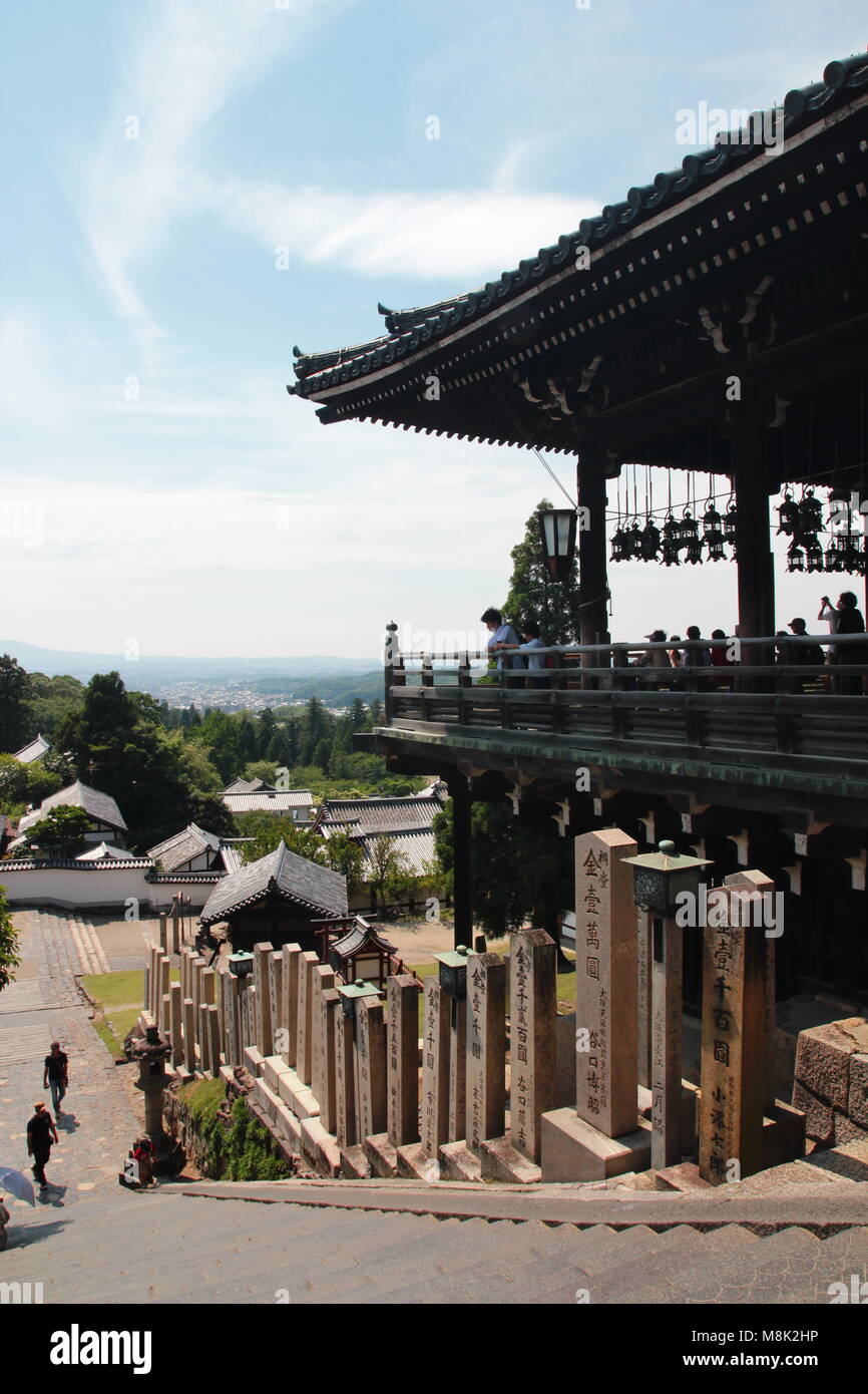 Vista sorprendente antica architettura di Nigatsu-faccia Hall sopra il tempio Todaiji complesso a Nara, Giappone Foto Stock