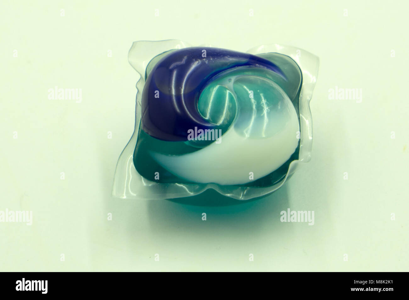 Due gel di lavaggio cialde capsule con detergente per lavanderia isolato su sfondo bianco con tracciato di ritaglio Foto Stock