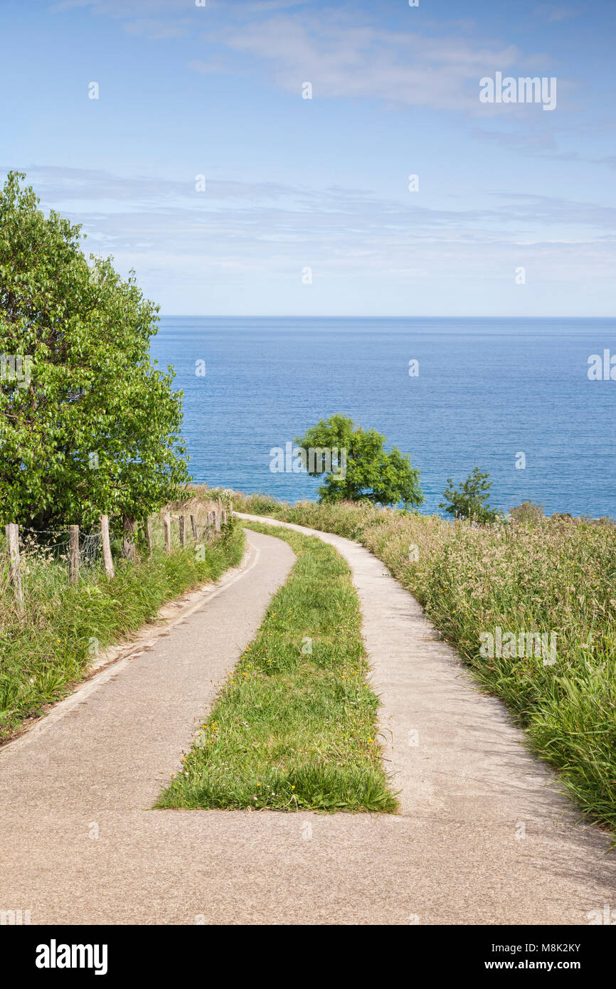 Percorso al mare, paesaggio generico o seascape nei Paesi Baschi, Spagna. Foto Stock