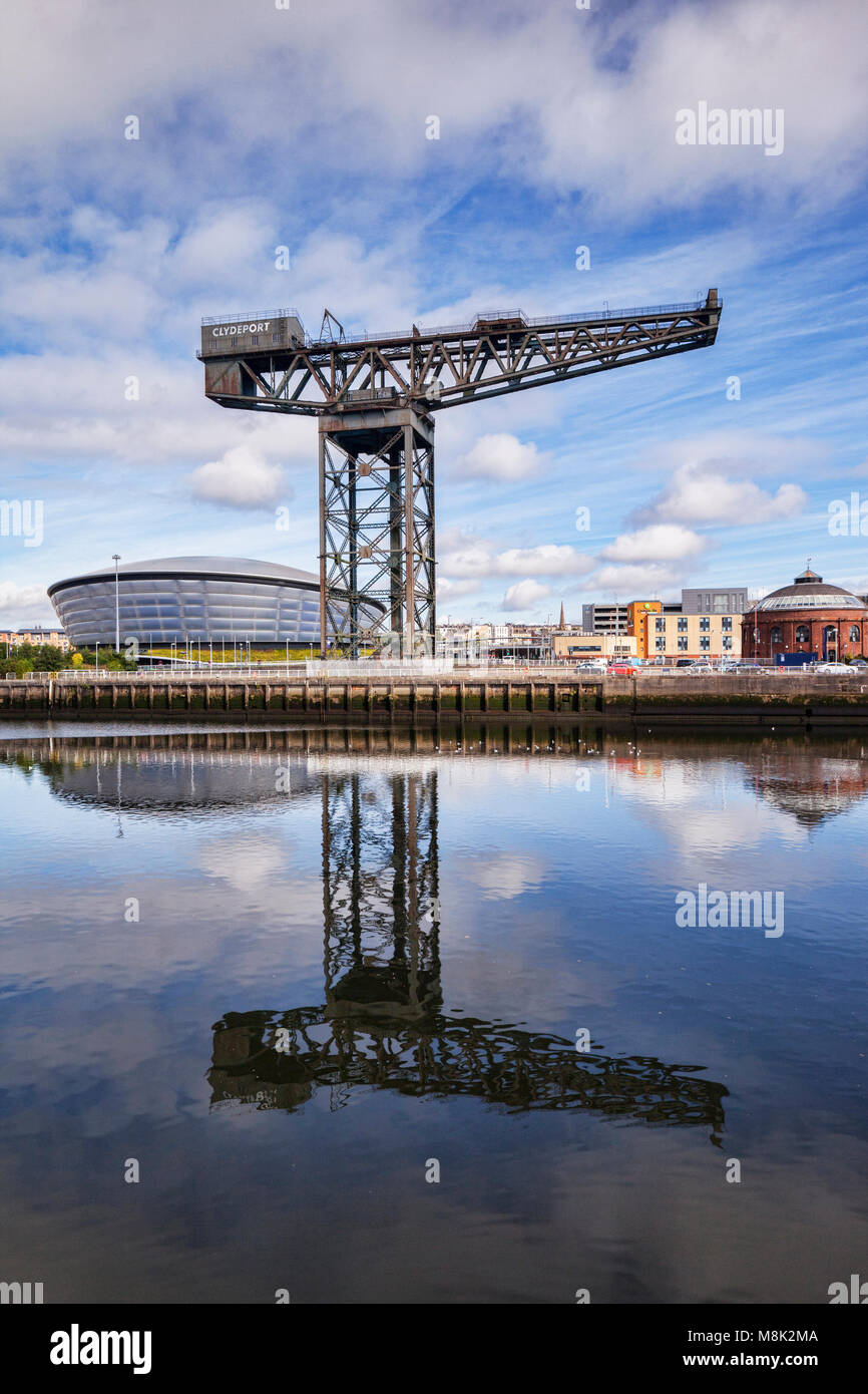 Il Finnieston gru, con la SSE Idro in background, sulle rive del fiume Clyde, Glasgow, Scotland, Regno Unito. Foto Stock