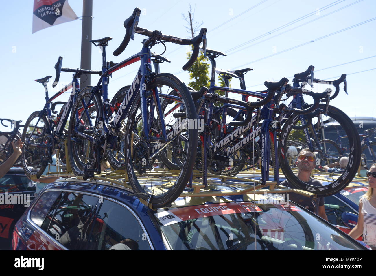 In una soleggiata giornata estiva, persone osservare le biciclette in Bahrain team Merida in la Vuelta a España (spagnolo tour in bicicletta) a Madrid, Spagna. Foto Stock