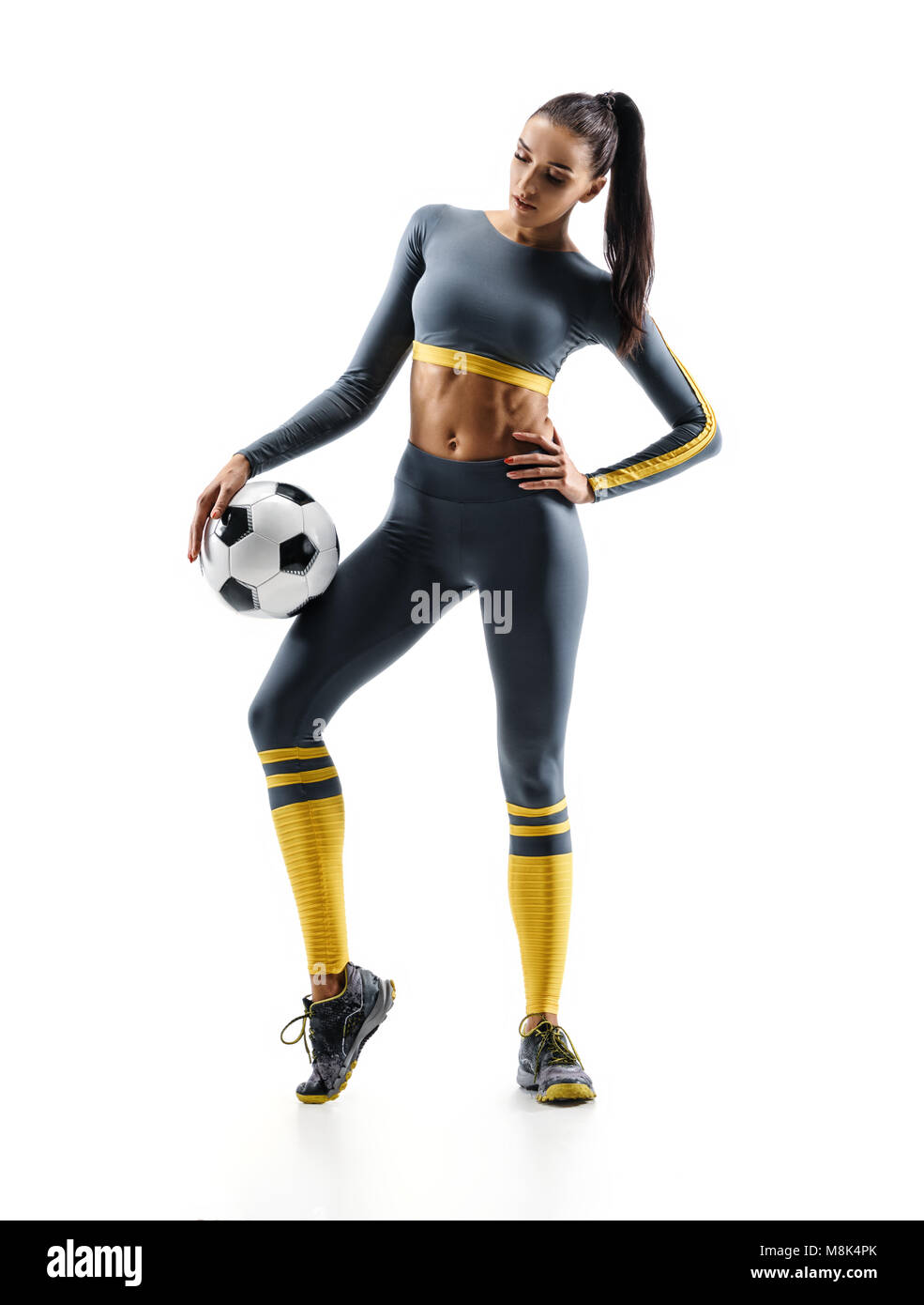 Pronto per la riproduzione. Giocatore di football woman standing in silhouette isolati su sfondo bianco. Sport e stile di vita sano Foto Stock