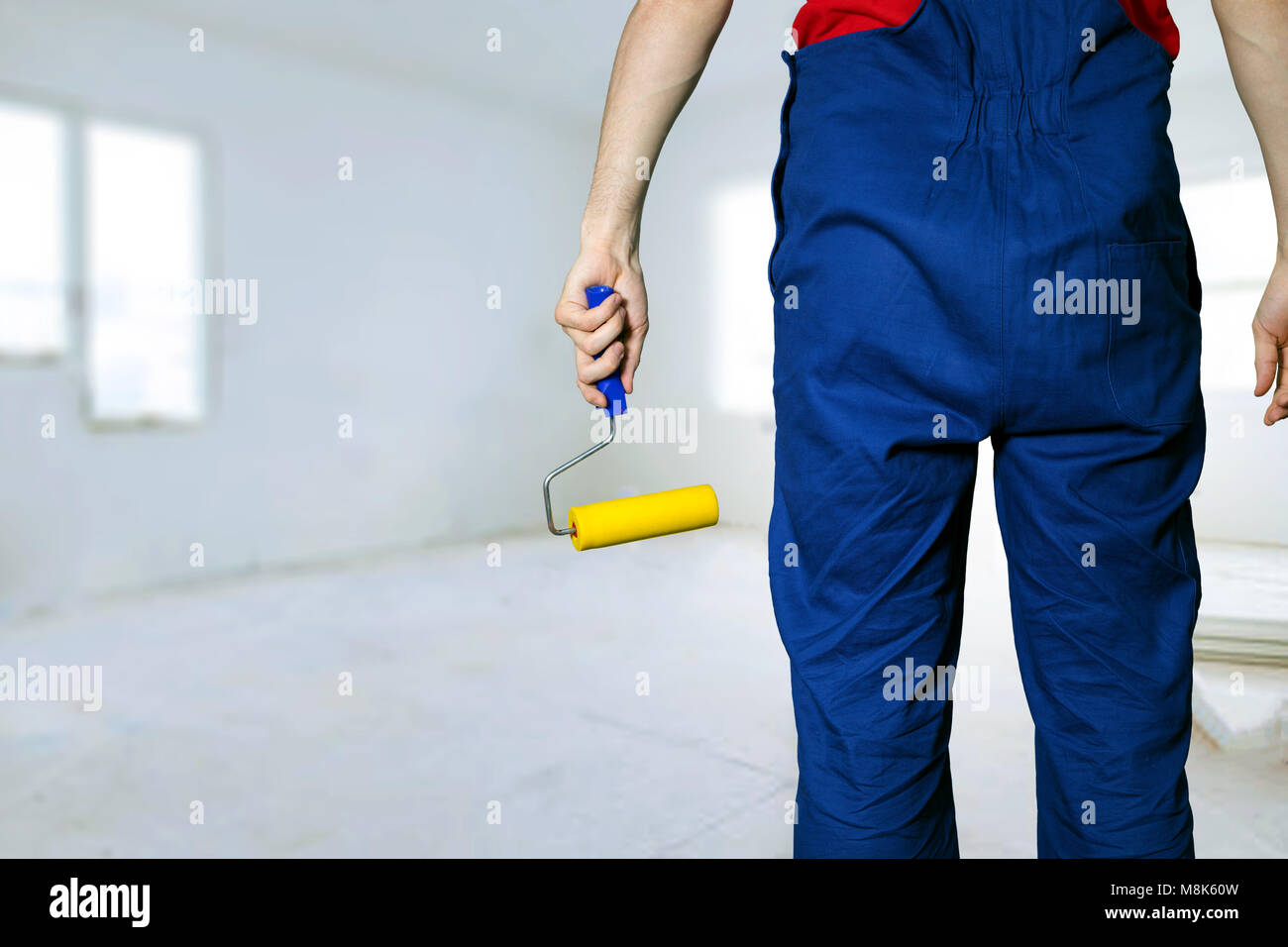 Lavoratore edile con rullo di vernice pronta per appartamento pittura Foto Stock