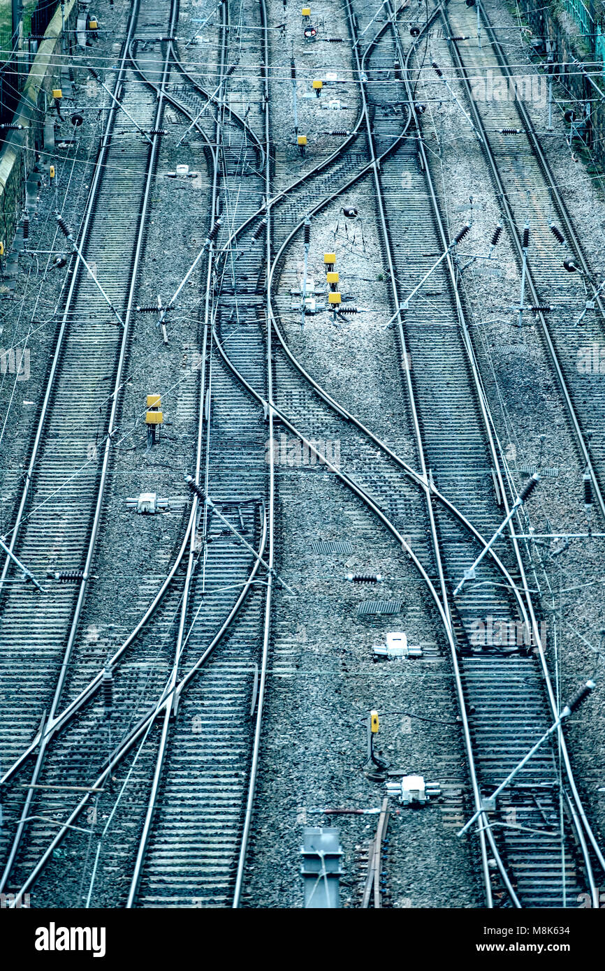 Vista di binari ferroviari in avvicinamento alla stazione di Waverley di Edimburgo, in Scozia, Regno Unito Foto Stock
