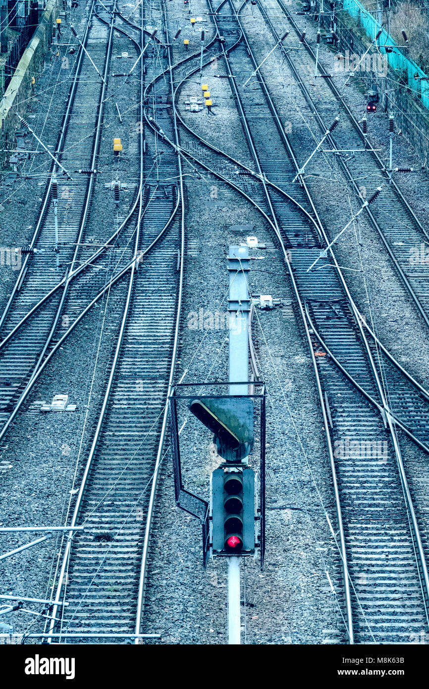 Vista di binari ferroviari in avvicinamento alla stazione di Waverley di Edimburgo, in Scozia, Regno Unito Foto Stock