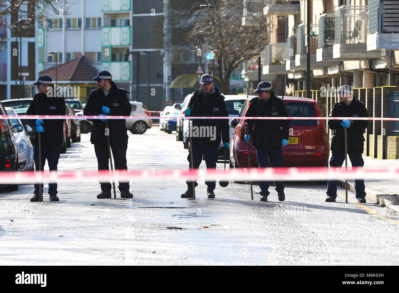 Un forensics tenda sul Goldwing vicino, East London dove un ragazzo di 17 anni è stato fatalmente accoltellato poco dopo le 8 di sera di mercoledì 14 febbraio 2018. Gli ufficiali di polizia intorno al cordoned fuori zona alla ricerca di indizi e stai cercando un l arma del delitto. Dotato di: atmosfera, vista in cui: Londra, Regno Unito quando: 15 Feb 2018 Credit: WENN Foto Stock