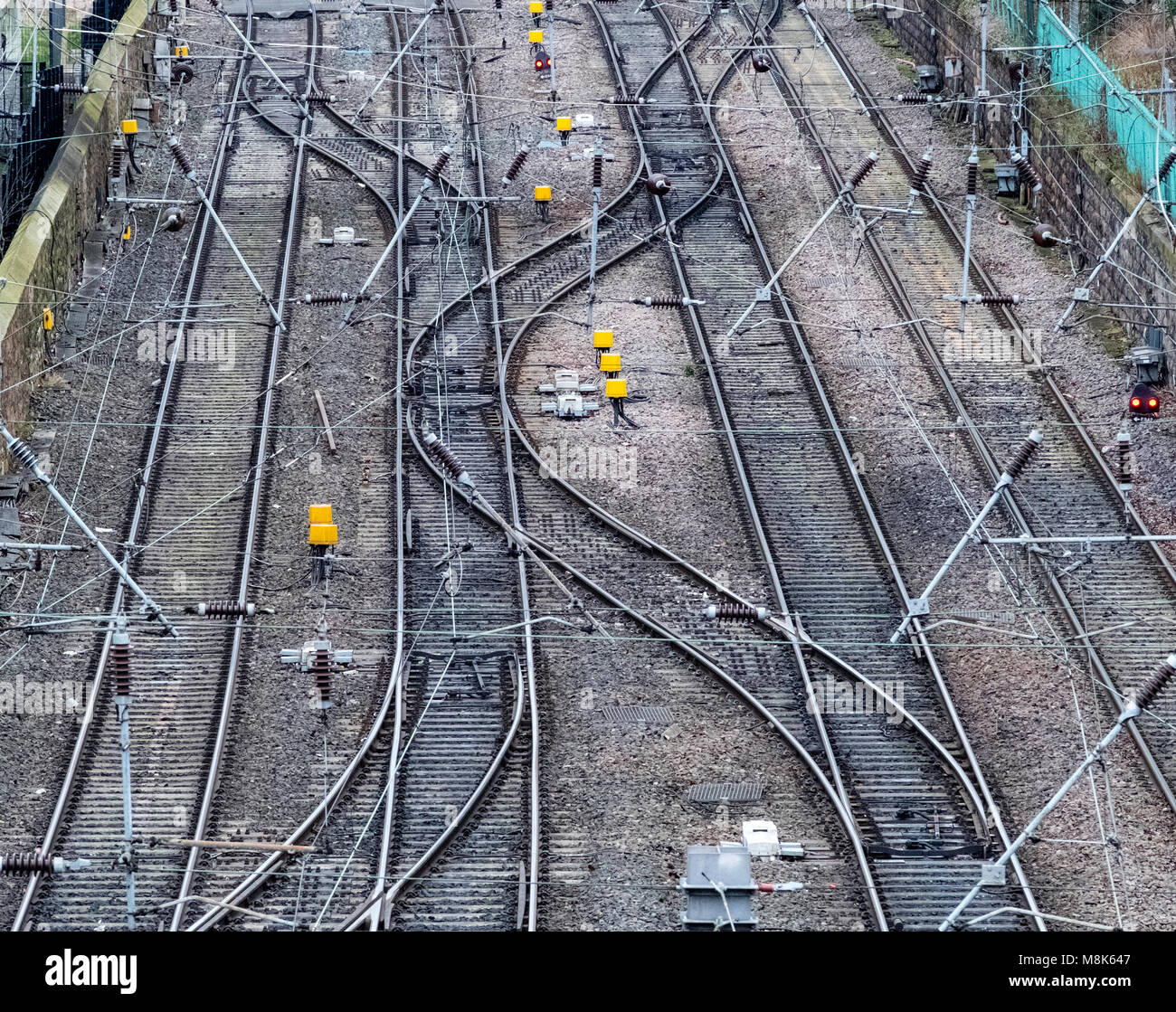 Vista di binari ferroviari in avvicinamento alla stazione di Waverley di Edimburgo, in Scozia, Regno Unito Foto Stock