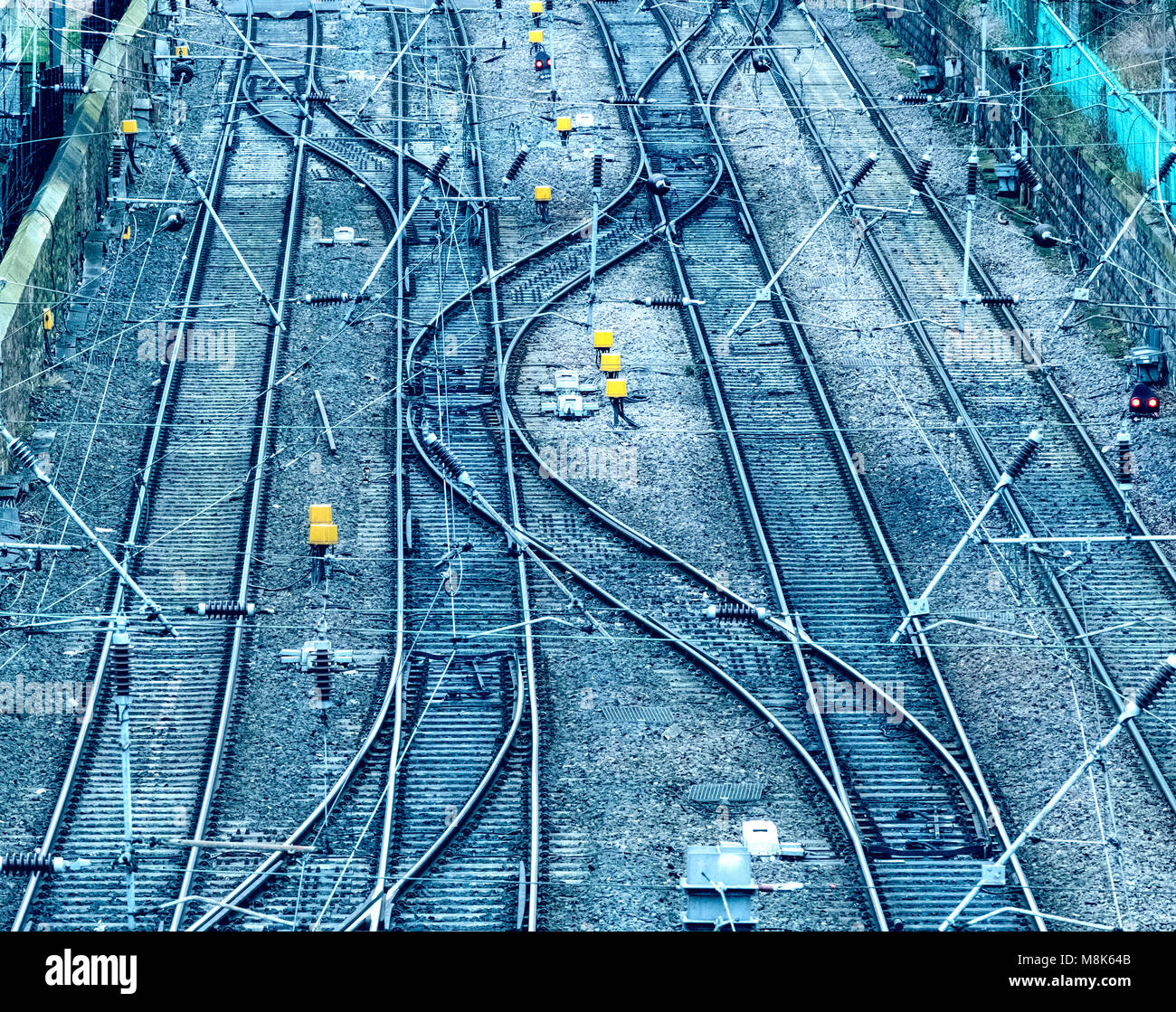 Vista di binari ferroviari in avvicinamento alla stazione di Waverley di Edimburgo, in Scozia, Regno Unito Foto Stock