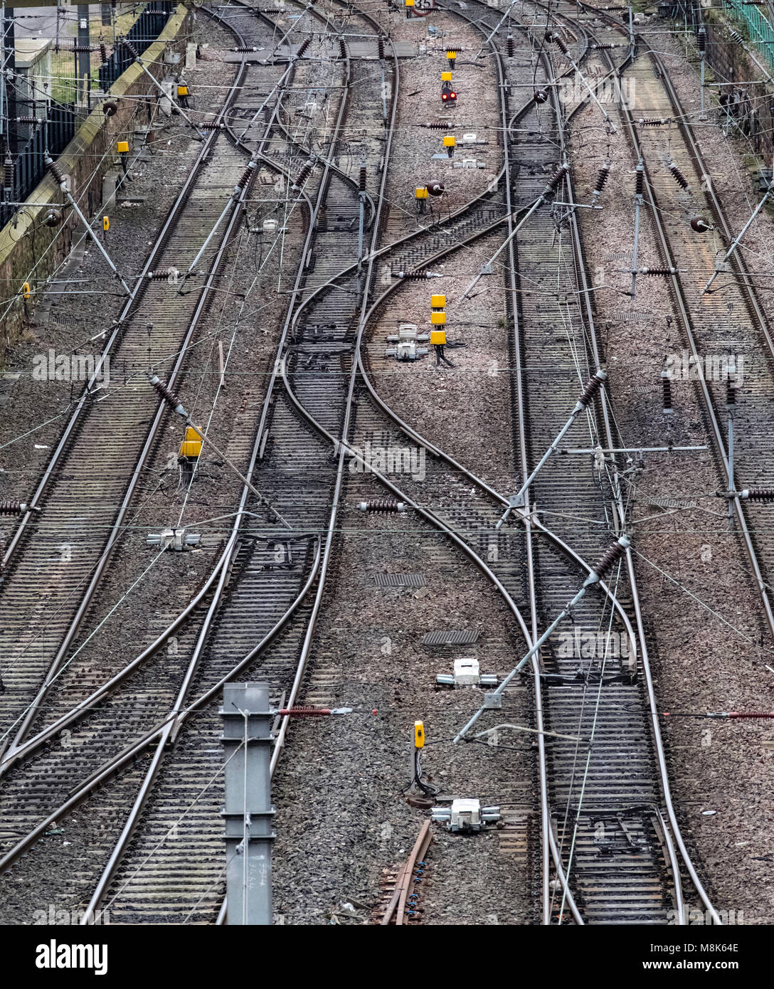 Vista di binari ferroviari in avvicinamento alla stazione di Waverley di Edimburgo, in Scozia, Regno Unito Foto Stock